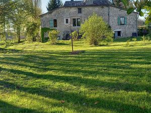 Ancien prieuré du XIVème siècle rénové sur parc paysagé de 7125M²