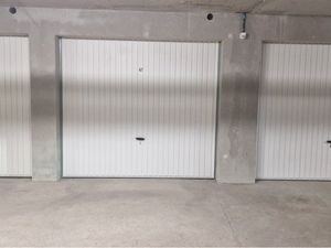 Garage type box fermé avec éclairage