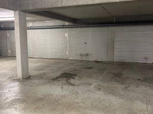 Place de parking en sous terrain / Recharge possible