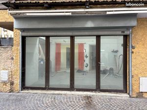 Local  commercial  idéal  activité pro ou commercial idéalement situé en plein centre du G