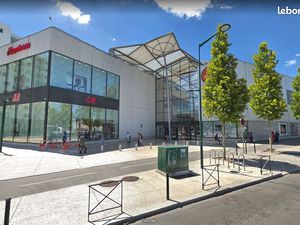 Place de parking centre ville en face du centre commercial l’ILO