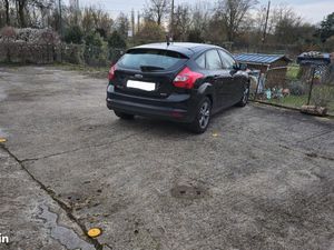 Grand parking extérieur