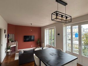 Appartement meublé 48m² avec balcon & vue Mayenne – Centre Laval