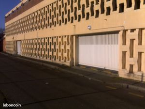 Place de parking privative couverte et sécurisée