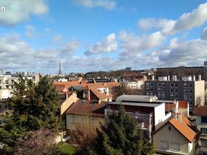 Studio avec vue dégagée  balcon  cave et parking