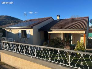 Maison de plain-pied avec double garage