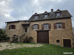 Maison ancienne en pierre avec petit jardin