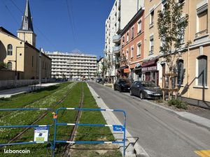 Commerce habillement/textile 50 m²