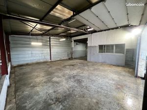 Entrepôt avec mezzanine et cour privative