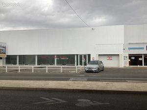 Local industrielle et commercial tout commerce a louer