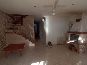 Maison de village 240 m2 / cour 28m2 / dépendance 46m2  énorme potentiel pour cette superb