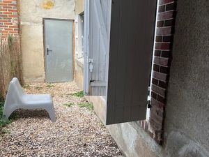 ENTRE TOUCY ET CHARNY Maison de village avec mini courette  appentis pour deux voitures