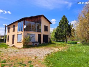 Maison 4 faces de 160m2 avec garage de 18m2 sur un terrain de 820m2