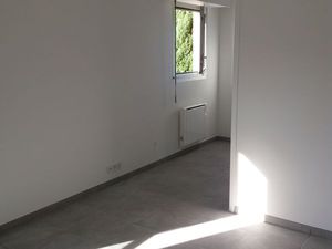 Appartement deux pièces séjour  coin cuisine  coin chambre  Parking  local à vélo  espaces