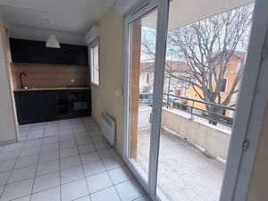 Grand t2 avec terrasse est parking