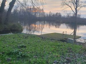 Terrain de loisirs avec etang