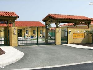 Une belle maison dans une résidence senioriale sécurisée  très calme