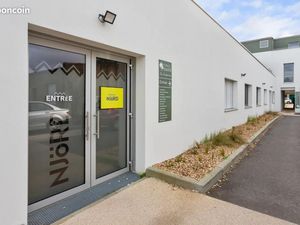 Local bureaux 81 m²