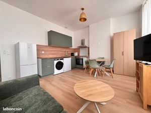 Belles prestation  T2 entièrement rénové et meublé 940 charges comprises