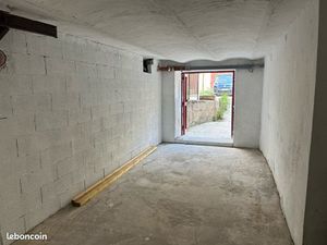 Entrepôt au port dans résidence sécurisée