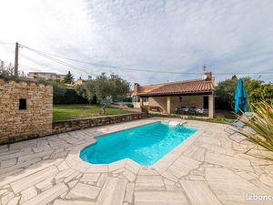 Maison meublée  équipée  3 chambres  1 bureau  piscine