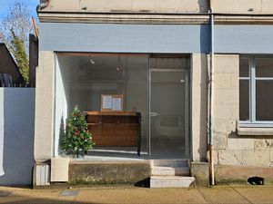 LOCAL COMMERCIAL 47 m² – RUE TRÈS PASSANTE – STATIONNEMENT DEVANT – ST HILAIRE ST FLORENT