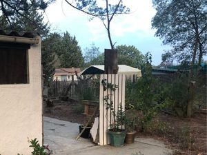 Terrain de loisirs clôturé agrémenté d’une bâtisse agricole