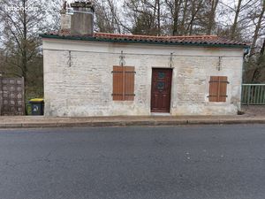 Petite maison au bord de l'eau