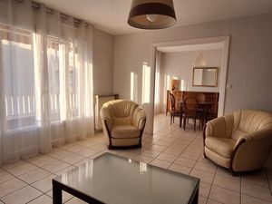 Loue T3 71m2 entièrement meublé très bon état 5eme sur 8  route de Genas rue Cyprian