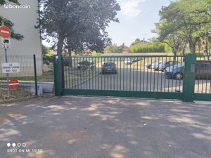 Garage fermé de plain-pied dans une résidence sécurisée et calme