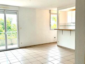 Appartement T2 à louer en rez-de-chaussée sur-élevé avec balcon