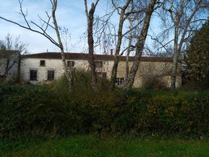 Maison charentaise a renover avec dependance