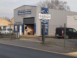 Garage automobile et sa carrosserie et son materiel