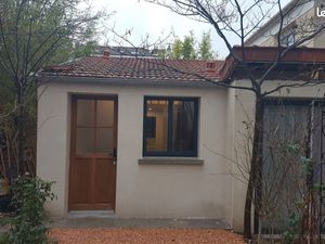 Studette étudiant meublée  idéalement située. Disponible à partir du