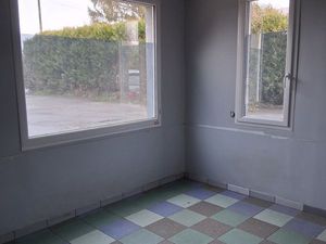 Bureaux plus hangar attenant