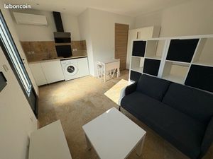 Grand studio entièrement rénové meublé et climatisé