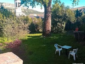 Villa avec jardin arboré et clôturé