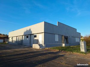 Entrepôt avec quais