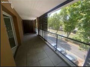 Studio  30 m2 +Terrasse 15 m2 + parking intérieur centre Narbonne