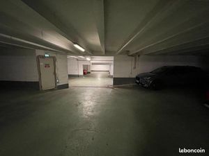 Lot de 5 places de stationnement dans parking sécurisé Paris 15