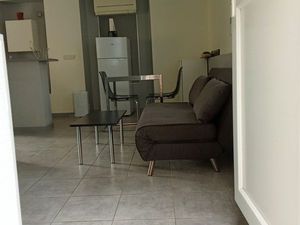 Loue appart meublé/debarra 7m2+petite cour (SECHILIENNE)