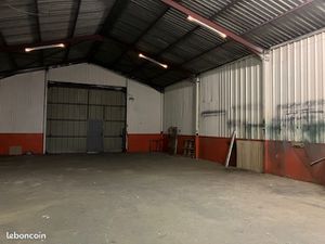Loue local commercial 250 m2 secteur carrefour avec entrepot