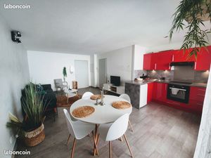 ? T2 Spacieux Meublé avec Terrasse aux CHARTRONS | COUP DE ❤️