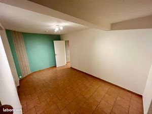 Apparemment une chambre et une pièce de vie