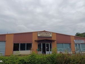 Surface commerciale avec bureaux atelier garage et local loue