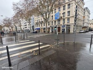 Commerce habillement/textile 166 m²