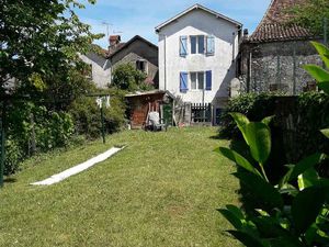 T2 meublé maison de ville rue calme + jardin en commun