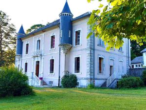 Domaine de 14 ha avec château  gîtes  source  équipements loisirs  fort potentiel touristi