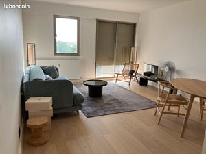 Vente studio rénové dernier étage vue degagée près parc monceau