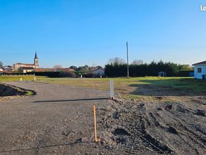 CHALAIN LE COMTAL terrain 682 m²